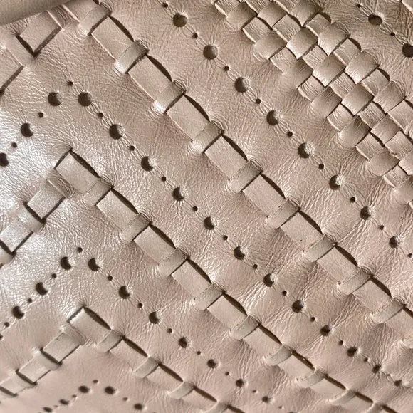 Coach blush pink shoulder bag. This bag is fire!! Pink and brass ❤️🔥 - Picture 5 of 16